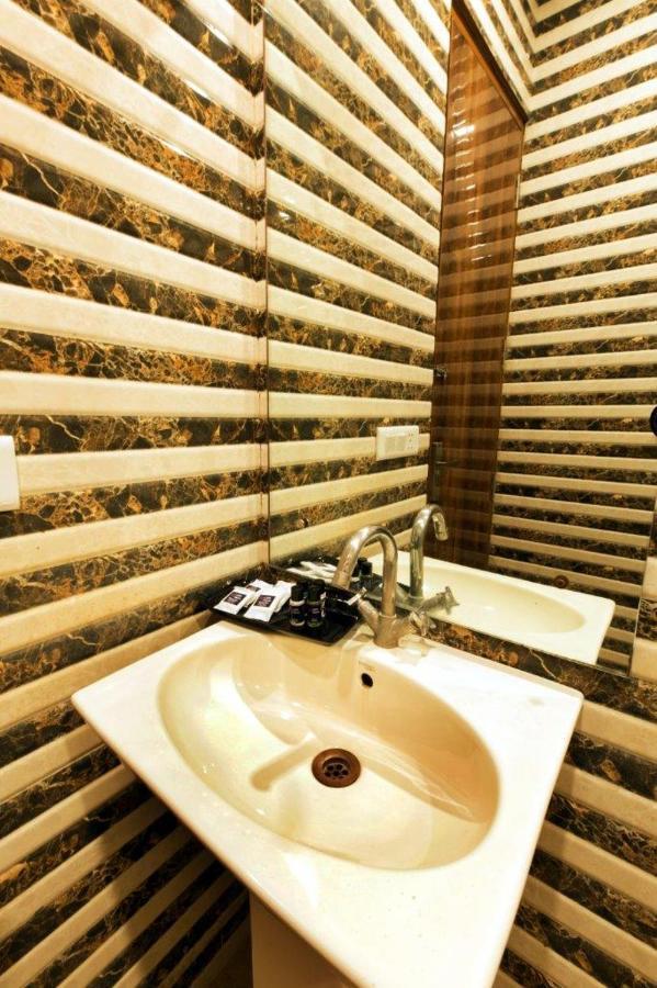 Hotel Viva Palace By Opo New Delhi Buitenkant foto
